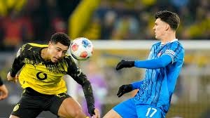 详解棒球规则中的“打者干扰”当打者停留在打击区妨碍了传球